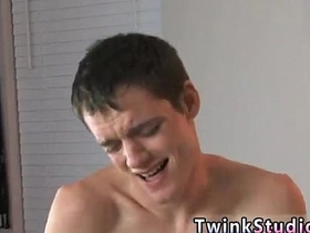 忧郁系亚裔男同志色情片 凯莱布·科尼姆初来乍到跃跃欲试 japanese gay anime porn