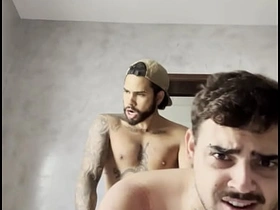 小鲜肉给兄弟爽了一把 gay chinese porn car park