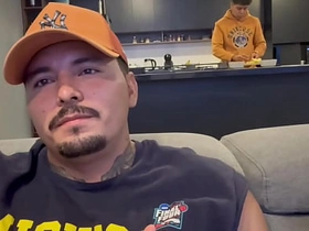 老子招待客人最到位，请喝酒喝水，含鸡巴，还用换挡杆捅他们屁眼 chinese gay toilet porn