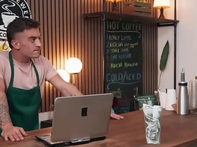 猛男片——莉莉撞见德雷克·冯和特雷弗·布鲁克斯搞逼，随后加入咖啡店激情3P porn videos of asian gay brutal sex