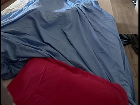 他在被窝里快速激烈地打飞机射精 - 真实高潮 asian cum gay porn