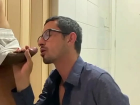 干到兴起把受的衣服撕烂，他穿着内裤跑了 gay sex videos asian toilet