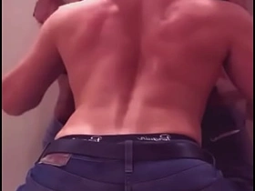 我在健身房厕所夺走了我健身兄弟的处男 asian mask gay porn