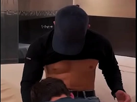 我给送气球的小哥额外小费，结果他把我操得爽翻天 chinese slave porn happy-go-lucky