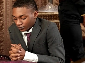 黑人浸信会男孩多米尼克·杨被黑人牧师普林斯·雷恩的大黑屌干了！这小基佬嘴和屁眼都没逃过那根巨屌！ gay porn japan chilled through