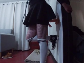 穿迷你裙的Chico从肛门拳交入门，塞进他的新巨型假阳具 huge chinese gay cock porn