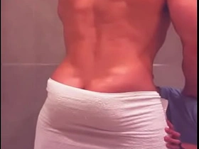 看到哥们从酒吧回来洗澡 忍不住冲进淋浴间跟他搞 gay japan free porn