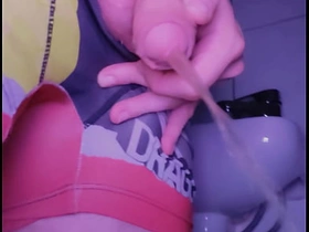 小白脸在厕所撒尿后舔自己的尿 hot asian twink gay porn