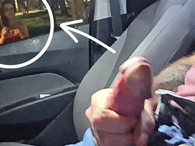 公交站台对着红发妞公开冒险自慰！ japan massage porn gay