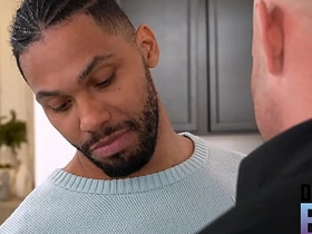 地下男孩 - 发情的托尼爬向布洛克鼓胀的裤裆 the cudgel asian gay sex videos