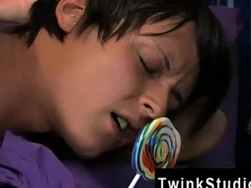 大屁股亚洲基佬电影 这个超级萌货边吃边 bear japan gay porn