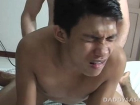 老爹猛操亚裔嫩屌本杰 xaddy corvinus chinese gay porn