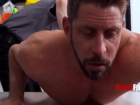 小偷只有两个选择：要么操警卫，要么在监狱里被操 japanese doctor gay porn