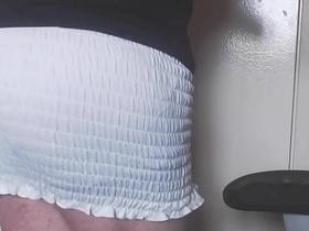 瘦弱伪娘Oso撒尿玩自己骚屁股 horny gay chinese porn