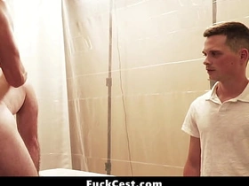 那男人毫不掩饰他青筋暴起的勃起鸡巴 - 乱伦性交 local chinese gay porn