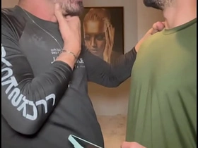 朋友看到我手机相册里的屌照非要看实物 结果忍不住直接口了起来 bear chinese porn gay