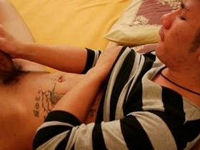 亚洲基佬在床上撸鸡巴 handsome gay hot porn