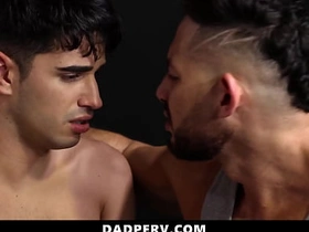 继子让继父抚弄他的鸡巴 任由其掌控 - 老爸变态 gay gay sex videos asian