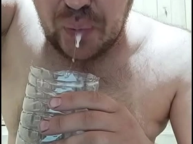 大鸡巴射出一发热精，接着被吃掉了！ big asian gay porn