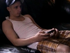 直男科瑞享受深喉服务 asian young gay boys sex videos