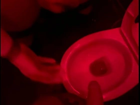业余小帅哥在俱乐部厕所看朋友撒尿，伸手帮忙然后自己硬了... alex chinese happy-go-lucky porn