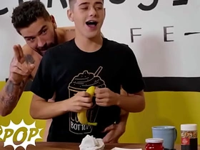 TWINKPOP - 嫩仔乔伊·米尔斯用打发奶油和糖粒装饰克里斯·该死的鸡巴 变成美味点心 all asian gay sex videos