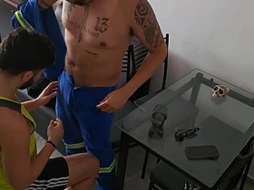 维修工来查网线却把鸡巴插进来 sg gay porn telegram