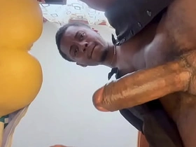 老爹边吐口水边用飞机杯撸他那根大屌，最后射了 asian bihari gay coitus videos