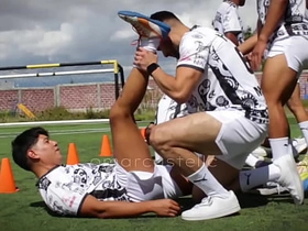 第一次无套群P和足球队友训练后乱搞 pinoy gay porn 2017