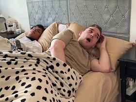 别出声，别让你继兄发现！- 与大鸡巴纹身拉丁小鲜肉3P chinese gay porn this vid