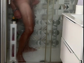 被抓到在淋浴时打飞机 射精猛烈 真实高潮 —— 被偷窥 real gay chinese porn