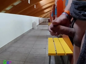 我在公共更衣室撸我厚包皮鸡巴，差点被抓到两次。 asian gay bodybuilder sex videos