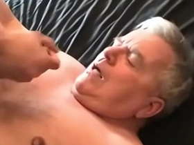 年轻亚裔射精在老爹脸上 asian gay porn 2025