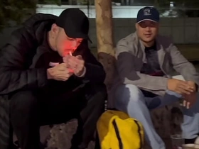 哥们在球场喝酒结果搞起基来，突然冒出个流浪汉让一切更有意思了 free gay porn chinese