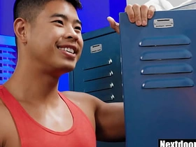 亚裔肌肉男被大屌朋友猛干 chinese guy jerking off merry porn