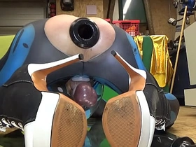 Extremeslut66 戴着隧道塞放屁，同时往屁眼里塞一根长假阳具 gay porn manga hot