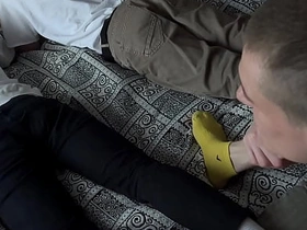 瘦仔带朋友来家玩——趁他们打游戏时，他和继父把他们全干了 massage asian gay porn