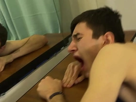 可爱摔跤少年训练时发情，直接在地板上开干——最后射进对方嘴里 gay thai hot porn