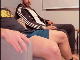 隔壁大屌邻居趁老婆上班跑来肏我 swang taiwan gay porn