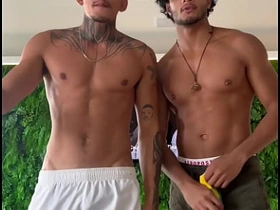 被动女装男孩被一对大屌猛男夫妻双插 steamed up asian gay porn