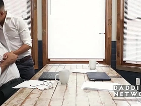 加班时间被他压在身下 asian pool gay porn