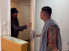 走错房间的啪啪啪 hairy chinese gay porn