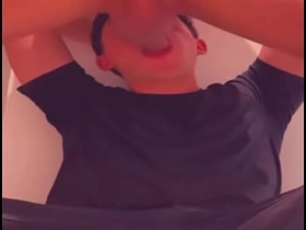 商场厕所里被运动型小伙深喉 爽爆的猎艳 hot gay chinese men sex porn